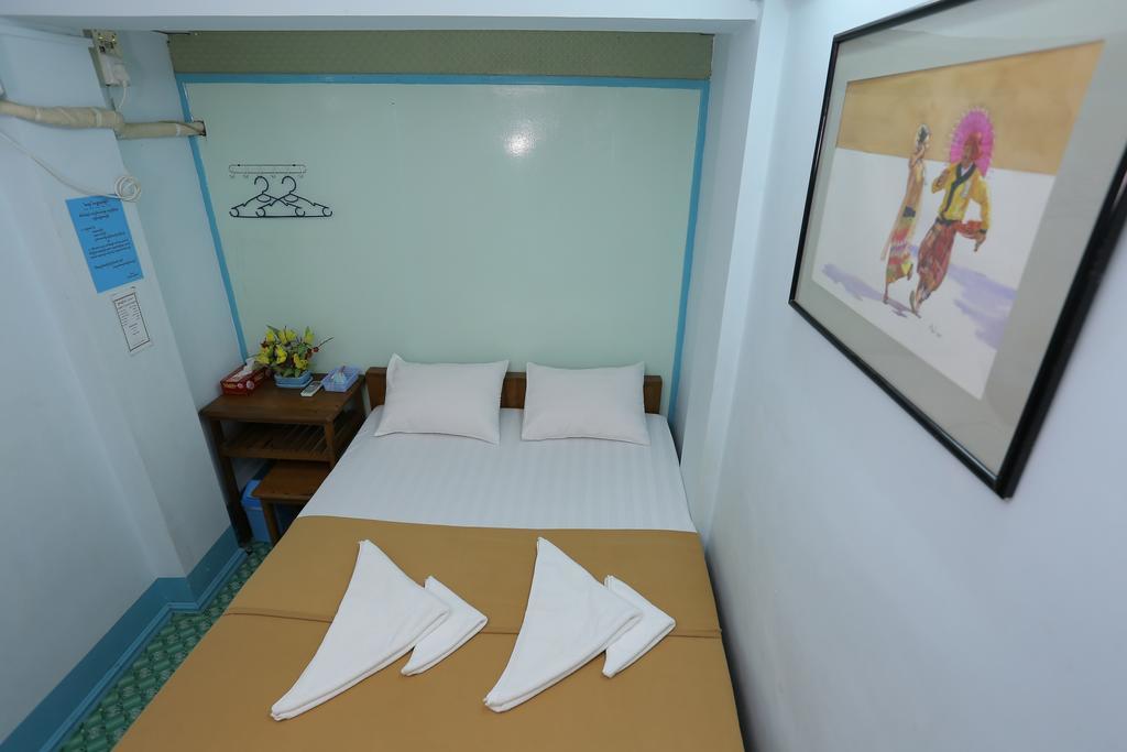 Chan Myae Thar Guest House Γιανγκόν Δωμάτιο φωτογραφία